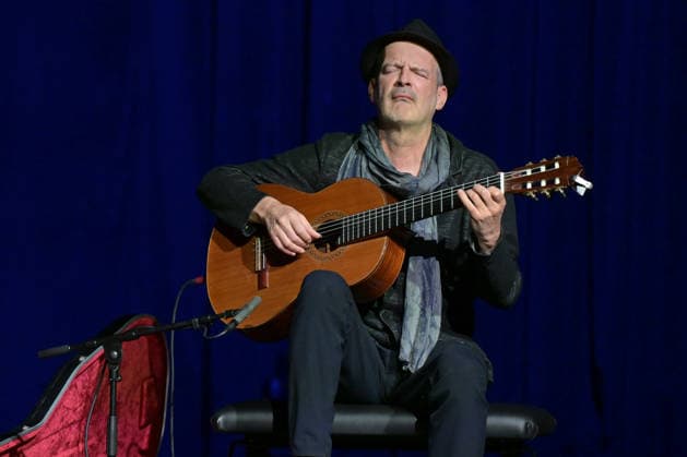 Reading by Christoph Ransmayr with the title Als ich noch unsterblich war, with musical accompaniment by Wolfgang Muthspiel on the guitar, at the Stadttheater Gmunden, as part of the Salzkammergut Festwochen Gmunden, on 12 02 26 The pic