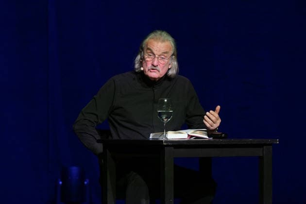 Reading by Christoph Ransmayr with the title Als ich noch unsterblich war, with musical accompaniment by Wolfgang Muthspiel on the guitar, at the Stadttheater Gmunden, as part of the Salzkammergut Festwochen G