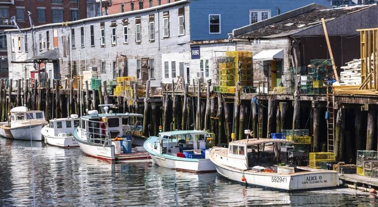 PORTLAND, ME, USA, 10. AUGUST 2015: Hummerfischerboote legen am Hafen von Portland, Maine, an, nachdem sie den Fang des Tages geliefert haben PORTLAND, ME, USA, AUGUST 10, 2015: Lobster fishing boats are berthed at dockside in Portland Maine s harbor after delivering the day s catch Copyright: imageBROKER JamesxF.xMattil ibliqx16000516.jpg