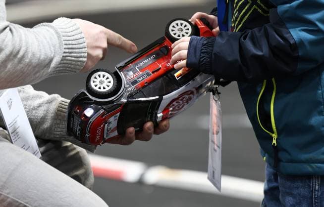Modell Leben model making fair 13 02 2026, Erfurt, Thuringia model making fair Modell Leben in the picture a model car being checked