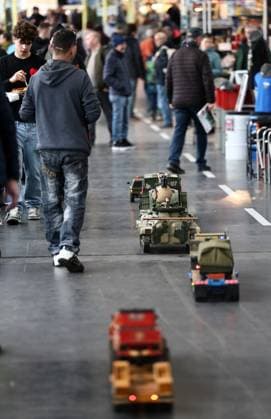 Modell Leben model making fair 13 02 2026, Erfurt, Thuringia model making fair Modell Leben in the picture Model vehicle parade through the aisle