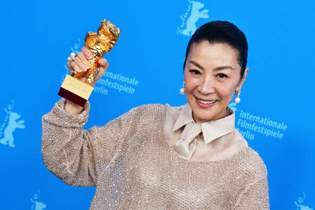 Berlinale International Film Festival Berlin Germany 76th Berlinale Berlin International Film Festival Michelle Yeoh Honorary Golden Bear trophy during a photocall at the 76th Berlinale International Film Festival Thomas Bohlen Starface 2026 02 13 453022 2026 02 13 Berlin Germany  Copyright: xThomasxBohlenx STAR_453022_075