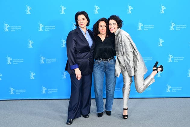 Hiam Abbass, Leyla Bouzid et Eya Bouterra au photocall du film A Voix Basse In a Whisper lors de la 76ème édition du festival international du film de Berlin La Berlinale 2026 , le 13 février 2026 Romain Doucelin Bestimage The À Voix Basse In A Whisper photocall et conference during the 76th Berlinale International Film Festival Berlin at Gret Hyatt Hotel on February 13, 2026 in Berlin, Germany Berlin Allemagne  Copyright: xRomainxDoucelinx xBestimagexRomainxDoucelinx xBestimagex