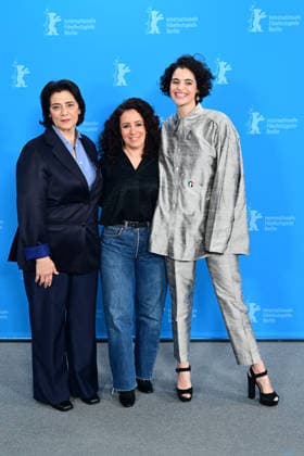 Hiam Abbass, Leyla Bouzid et Eya Bouterra au photocall du film A Voix Basse In a Whisper lors de la 76ème édition du festival international du film de Berlin La Berlinale 2026 , le 13 février 2026 Romain Doucelin Bestimage The À Voix Basse In A Whisper photocall et conference during the 76th Berlinale International Film Festival Berlin at Gret Hyatt Hotel on February 13, 2026 in Berlin, Germany Berlin Allemagne  Copyright: xRomainxDoucelinx xBestimagexRomainxDoucelinx xBestimagex