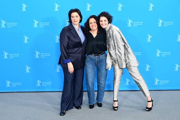 Hiam Abbass, Leyla Bouzid et Eya Bouterra au photocall du film A Voix Basse In a Whisper lors de la 76ème édition du festival international du film de Berlin La Berlinale 2026 , le 13 février 2026 Romain Doucelin Bestimage The À Voix Basse In A Whisper photocall et conference during the 76th Berlinale International Film Festival Berlin at Gret Hyatt Hotel on February 13, 2026 in Berlin, Germany Berlin Allemagne  Copyright: xRomainxDoucelinx xBestimagexRomainxDoucelinx xBestimagex