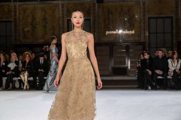 Pamella Roland - Runway - February 2026 New York Fashion Week, New York, USA - 12 Feb 2026 (NEW) Pamella Roland - Runway - February 2026 New York Fashion Week. February 12, 2026, New York, New York, USA: A model walks the runway for the Pamella Roland fashion show during the New York Fashion Week at the New York Public Library on February 12, 2026 in New York City. (Credit: M10s TheNews2) (Foto: M10s Thenews2 imago images) Pamella Roland - Runway - February 2026 New York Fashion Week, New York, USA - 12 Feb 2026  Copyright: xRonxAdarx