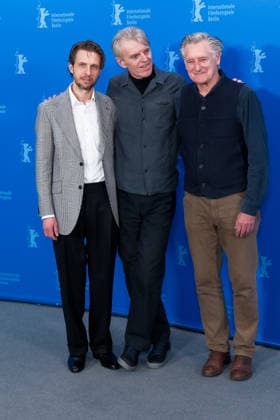 Photocall for Everybody Digs Bill Evans , Grand Hyatt Berlin, Berlin, Germany Anders Danielsen Lie, Grant Gee and Bill Pullman poses at the Photocall for Everybody Digs Bill Evans during Berlinale (Berlin Film Festival) at Grand Hyatt Berlin, Berlin, , Germany on 13 February 2026., Credit:Julie Edwards Avalon  Copyright: xJuliexEdwardsx xAvalonx 1074668245