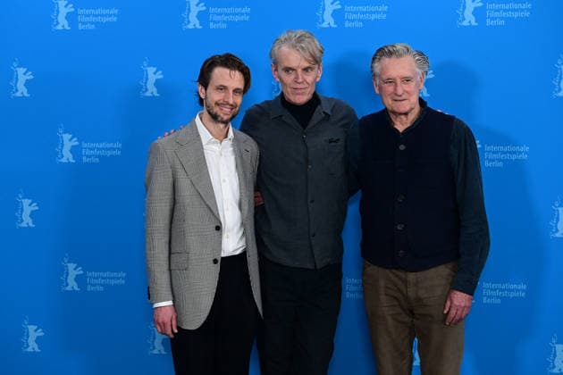 Anders Danielsen Lie, Grant Gee et Bill Pullman au photocall du film Everybody Digs Bill Evans lors de la 76ème édition du festival international du film de Berlin La Berlinale 2026 , le 13 février 2026 Romain Doucelin Bestimage Photocall of the movie, The Everybody Digs Bill Evans during the 76th Berlinale International Film Festival Berlin at Gret Hyatt Hotel on February 13th, 2026 in Berlin Berlin Allemagne  Copyright: xRomainxDoucelinx xBestimagexRomainxDoucelinx xBestimagex