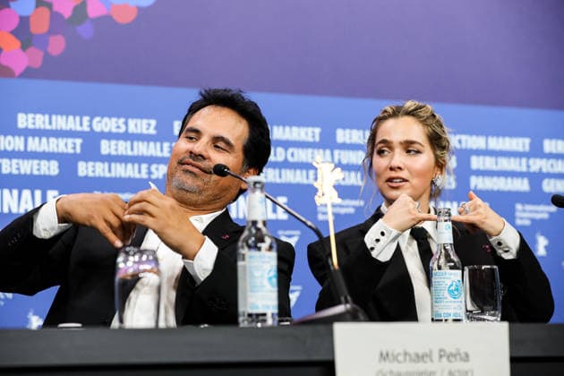 Berlin Berlinale, 76 Berlin International Film Festival 2026 Press Conference GOOD LUCK, HAVE FUN, DON™T DIE Haley Lu Richardson Actress Actor Michael Pena Actor check their handy fingers, Berlinale, 76 Berlin International Film Festival 2026, 13 02 2026 Press Photo Roger Buerke Copyright: xEibner-Pressefoto RogerxBuerkex EP_RBE