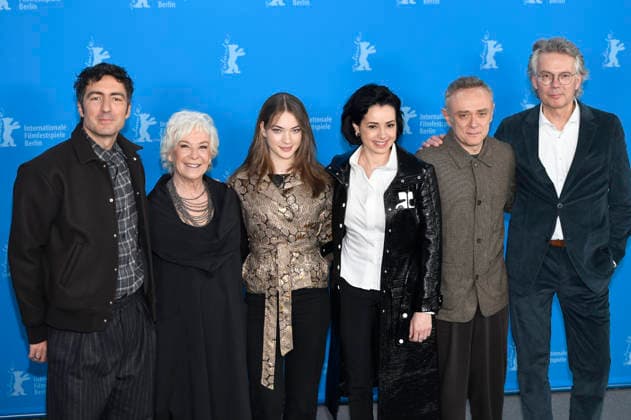 Ilker Catak, Ipek Bilgin, Leyla Smyrna Cabas, Özgü Namal, Tansu Bicer and Ingo Fliess at the photocall for the feature film Gelbe Briefe Yellow Letters at the Berlinale 2026 76 Berlin International Film Festival at the Hotel Grand Hyatt Berlin, 13 02 2026 Foto:xC.xNiehausx xFuturexImagex briefe_6202