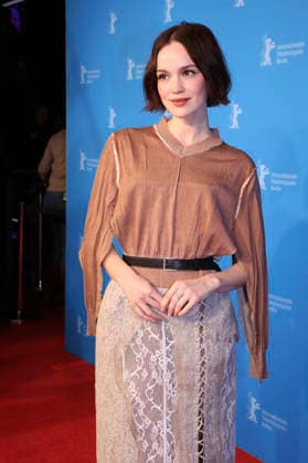 Emilia Schüle at the photocall for the feature film The Homeless Trial of Hein at the Berlinale 2026 76 Berlin International Film Festival at the Hotel Grand Hyatt Berlin, 13 02 2026 Foto:xD.xBedrosianx xFuturexImagex heimatlose_6216