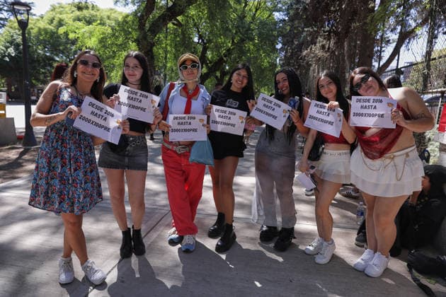 Fans line up early for Bad Bunny concert in Buenos Aires BUENOS AIRES, ARGENTINA - FEBRUARY 13: Fans of Puerto Rican artist Bad Bunny gather from the early hours of Friday to secure their spots outside the concert venue in Buenos Aires, Argentina, on February 13, 2026. The performance is part of his global DEBI TIRAR MAS FOTOS tour, which has sparked massive anticipation among Argentine fans. Luciano Gonzalez Anadolu Buenos Aires Argentina. Editorial use only. Please get in touch for any other usage.  Copyright: x2026xAnadoluxLucianoxGonzalezx