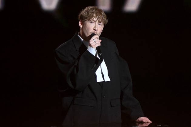 41st Les Victoires De La Musique Award Ceremony - Paris Eddy De Pretto presents the Male Artist of the Year Award during the 41st Les Victoires De La Musique Award Ceremony at La Seine Musicale on February 13, 2026 in Boulogne-Billancourt, France. Photo by Franck Castel ABACAPRESS.COM Paris France  Copyright: xCastelxFranck ABACAx