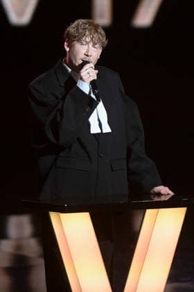 41st Les Victoires De La Musique Award Ceremony - Paris Eddy De Pretto presents the Male Artist of the Year Award during the 41st Les Victoires De La Musique Award Ceremony at La Seine Musicale on February 13, 2026 in Boulogne-Billancourt, France. Photo by Franck Castel ABACAPRESS.COM Paris France  Copyright: xCastelxFranck ABACAx