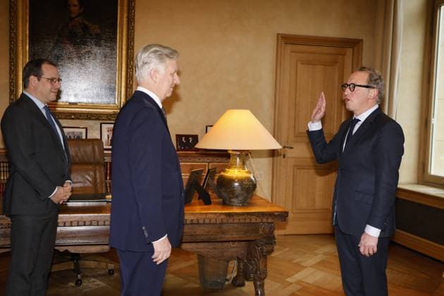 Newly appointed Brussels Region Minister Boris Dillies (R) takes the oath before King Philippe - Filip of Belgium (C) and Vice-prime Minister David Clarinval at the Royal Palace in Brussels on Saturday 14 February 2026. The MR, PS, and Les Engages on the French-speaking side, along with Groen, Anders, Vooruit, and CD&V on the Flemish side, agreed on Thursday evening to form a Brussels government after more than 600 days.  NICOLASxMAETERLINCK 163339456
