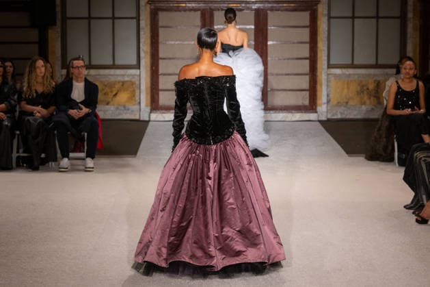 Sergio Hudson - Runway - February 2026 New York Fashion Week (NEW) Sergio Hudson - Runway - February 2026 New York Fashion Week. February 13, 2026, New York, New York, USA: A model walks the runway for the Sergio Hudson fashion show during the New York Fashion Week at the New York Public Library on February 13, 2026 in New York City. (Credit: M10s TheNews2) (Foto: M10s Thenews2 imago images) Sergio Hudson - Runway - February 2026 New York Fashion Week  Copyright: xRonxAdarx