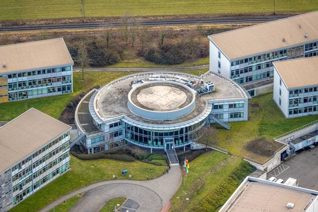 Luftbild, Everllence SE Gelände (vormals MAN Energy Solutions), Motoren und Maschinen, Sterkrade Mitte, Oberhausen, Ruhrgebiet, Nordrhein-Westfalen, Deutschland, -nördlichderEmscher- !ACHTUNGxMINDESTHONORARx60xEURO! *** Aerial view, Everllence SE site formerly MAN Energy Solutions , engines and machinery, Sterkrade Mitte, Oberhausen, Ruhr area, North Rhine-Westphalia, Germany, north of the Emscher River ATTENTIONxMINDESTHONORARx60xEURO