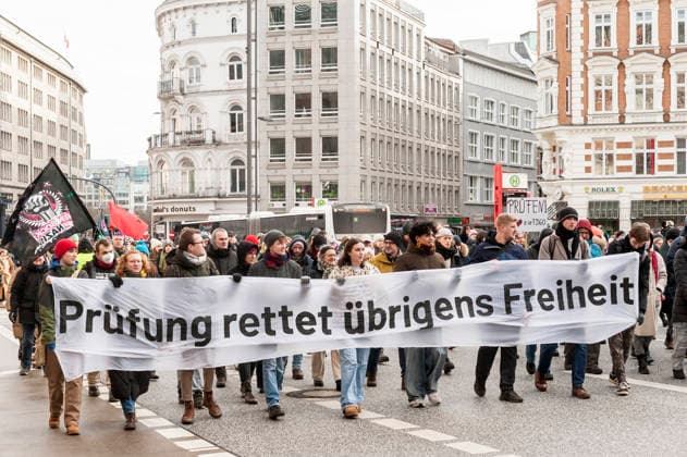 News Bilder des Tages Prüf! Demonstration, Motto: Prüfung rettet übrigens Freiheit 20260214ad457 Prüf! Demonstration Organisator Hamburger Satiriker Nico Semsrott Abgeordneter, Aktionismus, Aktivist, Aktivismus, Auftritt, Bühne, Bundesverfassungsgericht, Demotivation, Kabarett, Kampagne, Kleinkunst, Komiker, Petition, Protest, Rechtsextremismus, Satire, Die PARTEI, Verfassungsschutz, Absurd, aktiv, engagiert, friedlich, gesellschaftlich, humorvoll, ironisch, kämpferisch, kritisch, kultig, lässig, leidenschaftlich, politisch, satirisch, demonstrieren, engagieren, fordern, handeln, kritisieren, organisieren, protestieren, prüfen, reden, thematisieren 20260214ad457 Hamburg Hamburg Deutschland Germany *** Prüf Demonstration, Motto Prüfung rettet übrigens Fr Copyright: xAchimxDuwentästerx