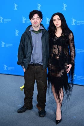 Aidan Zamiri et Charli xcx au photocall du film The Moment lors de la 76ème édition du festival international du film de Berlin La Berlinale 2026 , le 14 février 2026 Romain Doucelin Bestimage The The Moment photocall during the 76th Berlinale International Film Festival Berlin at Grand Hyatt Hotel on February 14, 2026 in Berlin, Germany Berlin Allemagne  Copyright: xRomainxDoucelinx xBestimagexRomainxDoucelinx xBestimagex