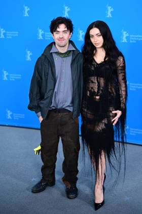 Aidan Zamiri et Charli xcx au photocall du film The Moment lors de la 76ème édition du festival international du film de Berlin La Berlinale 2026 , le 14 février 2026 Romain Doucelin Bestimage The The Moment photocall during the 76th Berlinale International Film Festival Berlin at Grand Hyatt Hotel on February 14, 2026 in Berlin, Germany Berlin Allemagne  Copyright: xRomainxDoucelinx xBestimagexRomainxDoucelinx xBestimagex