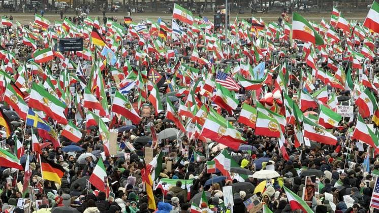 News Bilder des Tages Massive protest held against the Iranian government in Munich MUNICH, GERMANY - FEBRUARY 14: Protesters gather, waving Iranian flags and chanting slogans in support of the Iranian people, as global leaders assembled in the city for the annual Munich Security Conference in Munich, Germany, on February 14, 2026. The demonstration coincided with the presence of senior political leaders and delegates attending the conference, highlighting its symbolic timing as tight security remained in place for the international summit. Mouneb Taim Anadolu Munich Germany. Editorial use only. Please get in touch for any other usage.  Copyright: x2026xAnadoluxMounebxTaimx