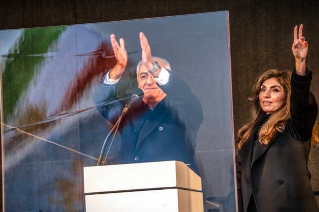 News Bilder des Tages Reza Pahlavi, Schah-Sohn, Hauptredner bei der Großdemonstration gegen die Regierung im Iran, mit Ehefrau Yasmine, 250.000 Teilnehmer bei Kundgebung auf der Theresienwiese, München, 14. Februar 2026 Deutschland, München, 14. Februar 2026, Reza Pahlavi, Sohn des 1979 gestürzten Schahs, mit Ehefrau Yasmine, Rede hinter schusssicherer Glaswand, in der sich eine iranische Flagge der Demonstranten spiegeln, Hauptredner bei der Großdemonstration gegen die Regierung im Iran, 250..000 Teilnehmer haben sich ab 13 Uhr unter der Bavaria versammelt, Veranstalter ist der Exil-iranische Verein The Munich Circle, Demo gegen die Führung in Teheran, internationale Solidarität mit dem iranischen Volk, Unterstützung während der Münchner Sicherheits