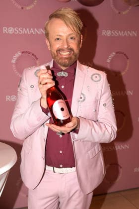 Entertainment Bilder des Tages Ross Antony bei der Vorstellung seines neuen ROSS Secco RosÃ bei Rossmann Leipzig, 14.02.2026 Ross Antony bei der Vorstellung seines neuen ROSS Secco RosÃ bei Rossmann in Leipzig Sachsen Deutschland *** Ross Antony at the presentation of his new ROSS Secco RosÃ at Rossmann Leipzig, 14 02 2026 Ross Antony at the presentation of his new ROSS Secco RosÃ at Rossmann in Leipzig Saxony Germany Copyright: xMatthiasxGränzdörferx