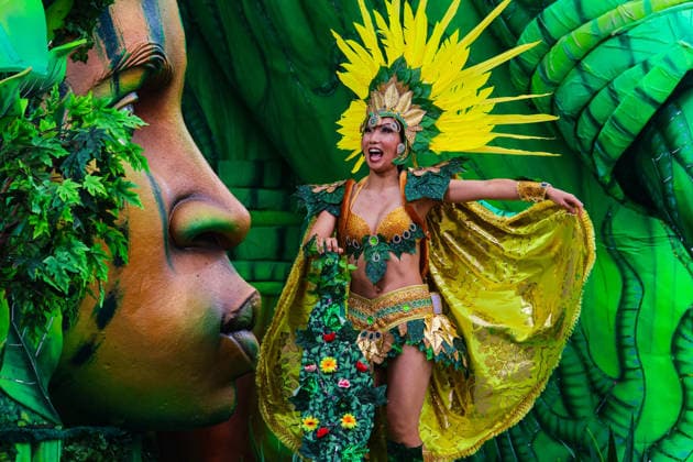 News Bilder des Tages 2026 Sao Paulo Carnival Member of Barroca Zona Sul school of samba parades at the 2026 Sao Paulo Carnival, at the Anhembi sambodrome, in Sao Paulo, in the early hours of this Saturday, February 14, 2026. Photo: MARCELLO FIM ZIMEL PRESS ESTADAO CONTEUDO SAO PAULO SP BRAZIL  Copyright: xMARCELLOxFIMx