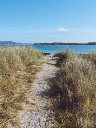 Ein Weg durch die Dünen hinunter zu den weißen Sandstränden von Iona, Schottland A path through the dunes down to the white sandy beaches of Iona, Scotland (License=RF) Copyright: xZoonar.com DavexHarrison-Wardx 24631224