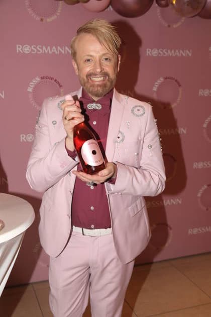 Ross Antony at the presentation of Ross Secco Rose sparkling wine from Lembergerland Kellerei Rosswag eG exclusively at Rossmann in the Rossmann store in Leipzig Leipzig, 14 02 2026 Copyright: xMatthiasxGränzdörferx