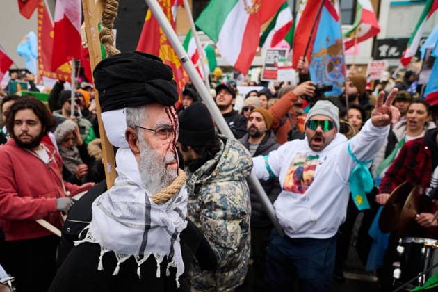 February 14, 2026, Toronto, On, Canada: Protesters hold a mannequin wrapped in a noose depicting Iranian Supreme Leader Ali Khamenei as they march in support of regime change in Iran during a demonstration in Toronto, on Saturday, Feb. 14, 2026. Toronto Canada  - ZUMAc35_ 20260214_zaf_c35_219 Copyright: xSammyxKoganx