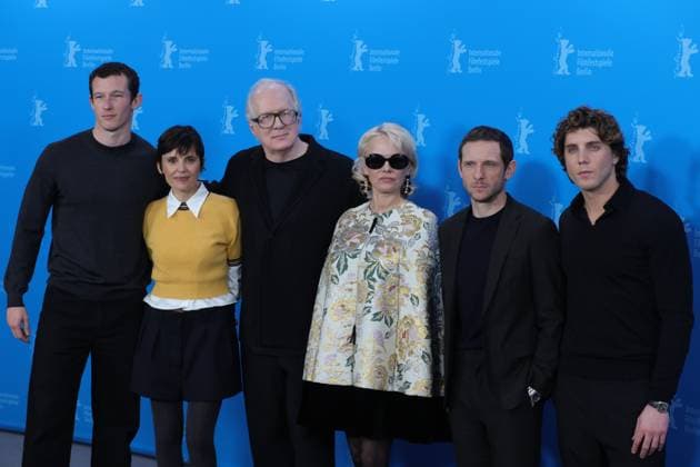 Photocall to Rosebush Pruning, 76 Berlinale Calllum Turner, Elena Anaya, Tracy Letts, Pamela Anderson, Jamie Bell, Lukas Gage Photocall to Rosebush Pruning , 76 Berlinale, Grand Hyatt, Date 14 02 2026 Copyright: xEventpress Kratschx