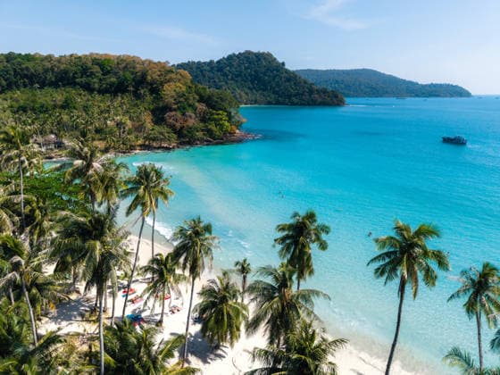 Der Strand Khlong Hin auf Koh Kood, Thailand, mit atemberaubendem türkisfarbenem Wasser und palmengesäumten Ufern Khlong Hin Beach on Koh Kood offers a serene escape with its lush palm trees, soft sands, and vibrant turquoise waters. Perfect for relaxation and exploring nature s beauty under a clear blue sky. (License=RF) Copyright: xZoonar.com FokkexBaarssenx 24643617