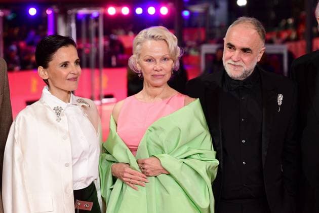 Elena Anaya, Pamela Anderson and Karim Aïnouz à la première du film Rosebush Pruning lors de la 76ème édition du festival international du film de Berlin La Berlinale 2026 , le 14 février 2026 Romain Doucelin Bestimage Celebrities attend the premiere of Rosebush Pruning during the 76th Berlinale, Berlin International Film Festival, at the Berlinale Palast, on February 14, 2026 in Berlin, Germany Berlin Allemagne  Copyright: xRomainxDoucelinx xBestimagexRomainxDoucelinx xBestimagex