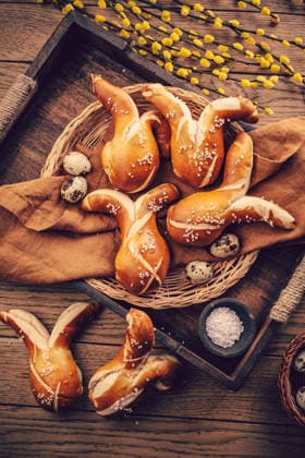 IMAGO Creative, Ostern, Bräuche, Osterbrunch Hausgemachte Osterhasenbrötchen aus Hefeteig Hausgemachte Osterhasenbrötchen aus Hefeteig (License=RF) Copyright: xZoonar.com IngridxBalabanovax 24651199