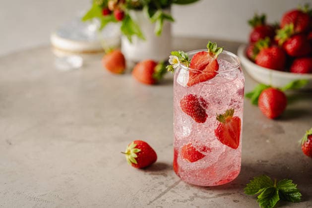 Erdbeer-Cocktail im Glas Refreshing summer drink with strawberry slices and fresh berries on light background. Strawberry cocktail in a glass (License=RF) Copyright: xZoonar.com TatianaxGoskovax 24651730
