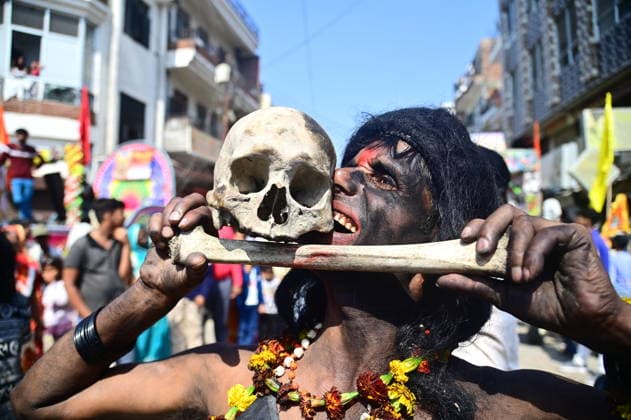 News Bilder des Tages February 15, 2026, Prayagraj, Uttar Pradesh, India: Prayagraj: People take part in a religious procession called Shiv Barat on the occasion of Maha Shivratri festival, in Prayagraj on Sunday, February 15, 2026. Prayagraj India - ZUMAv115 20260215_zap_v115_005 Copyright: xPrabhatxKumarxVermax