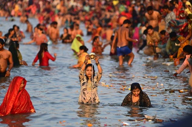 News Bilder des Tages February 15, 2026, Prayagraj, Uttar Pradesh, India: Prayagraj: Devotee take a holy dip and perform rituals on the occasion of Maha Shivratri festival, in Prayagraj on Sunday, February 15, 2026. Prayagraj India - ZUMAv115 20260215_zap_v115_031 Copyright: xPrabhatxKumarxVermax