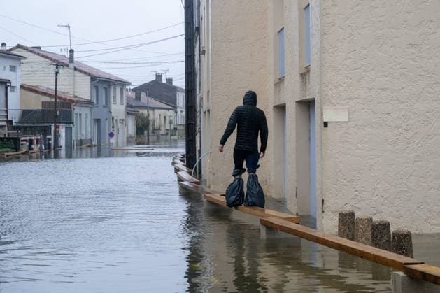 News Bilder des Tages Flooding of the Charente river PHOTOPQR SUD OUEST XAVIER LEOTY La Rochelle La Rochelle 15 02 2026 ILLUSTRATION INONDATION Firefighters evacuate residents from rue de Taillbourg during the flooding of the Charente river Saintes, 15 02 2026 PHOTO XAVIER LEOTY the flooding of the Charente river on February 15, 2026 Local Caption La Rochelle La Rochelle CHARENTE MARITIME France  Copyright: xPHOTOPQR SUDxOUEST MAXPPPxXAVIERxLEOTYx 20260215SDO9290 20260215SDO9290