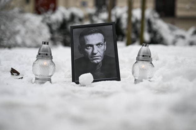 News Bilder des Tages 2nd anniversary of Alexei Navalny s death in Krakow KRAKOW, POLAND - FEBRUARY 15 : Supporters of the late Russian opposition leader, Alexei Navalny pay their respects during the 2nd anniversary of Navalny s death in front of the former Russian consulate on February 15, 2026 in Krakow, Poland. Five European countries – the United Kingdom, France, Germany, Sweden and the Netherlands have accused Russia of poisoning and killing opposition leader Alexey Navalny with dart frog poison. Omar Marques Anadolu Krakow Poland. Editorial use only. Please get in touch for any other usage.  Copyright: x2026xAnadoluxOmarxMarquesx