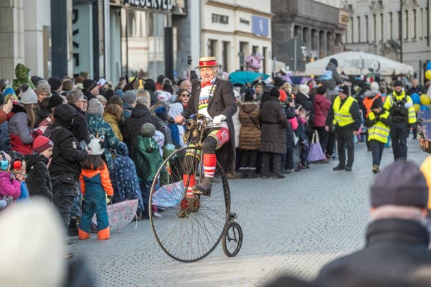 News Bilder des Tages Leipzig, 15. Februar 2026: Beim Rosenmontagsumzug ziehen Festwagen und kostümierte Gruppen durch die Innenstadt. Trotz winterlicher Kälte säumen mehrere tausend Zuschauerinnen und Zuschauer die Straßen und feiern den Karneval. Auch Sachsens Ministerpräsident Michael Kretschmer (CDU) ist vor Ort und zeigt sich unter den Besuchern. Rosenmontagsumzug Leipzig 2026 *** Leipzig, 15 February 2026 Floats and costumed groups parade through the city centre at the Rose Monday parade Despite the wintry cold, several thousand spectators line the streets and celebrate the carnival Saxonys Minister President Michael Kretschmer CDU is also on site and appears among the visitors Rose Monday parade Leipzig 2026