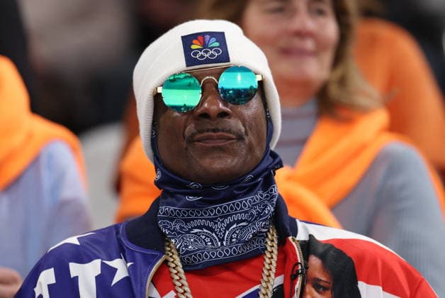 Winter Olympics - Snoop Dogg At The Stands Snoop Dogg among the crowd during the 500-meter long track speed skating event at the Milan Speed ??Skating Stadium at the Milan Winter Olympics, on February 15, 2026, in Milan, Italy. Photo by Alexis Jumeau ABACAPRESS.COM Milan Italy  Copyright: xJumeauxAlexis ABACAx
