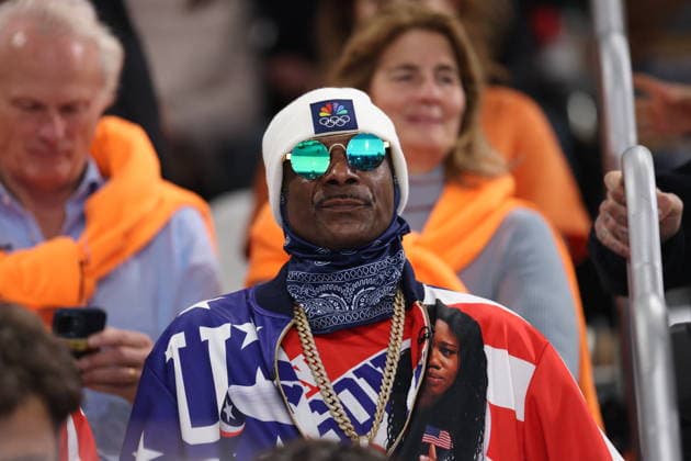 Winter Olympics - Snoop Dogg At The Stands Snoop Dogg among the crowd during the 500-meter long track speed skating event at the Milan Speed ??Skating Stadium at the Milan Winter Olympics, on February 15, 2026, in Milan, Italy. Photo by Alexis Jumeau ABACAPRESS.COM Milan Italy  Copyright: xJumeauxAlexis ABACAx