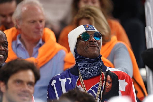 Winter Olympics - Snoop Dogg At The Stands Snoop Dogg among the crowd during the 500-meter long track speed skating event at the Milan Speed ??Skating Stadium at the Milan Winter Olympics, on February 15, 2026, in Milan, Italy. Photo by Alexis Jumeau ABACAPRESS.COM Milan Italy  Copyright: xJumeauxAlexis ABACAx