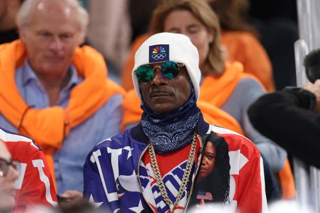 Winter Olympics - Snoop Dogg At The Stands Snoop Dogg among the crowd during the 500-meter long track speed skating event at the Milan Speed ??Skating Stadium at the Milan Winter Olympics, on February 15, 2026, in Milan, Italy. Photo by Alexis Jumeau ABACAPRESS.COM Milan Italy  Copyright: xJumeauxAlexis ABACAx
