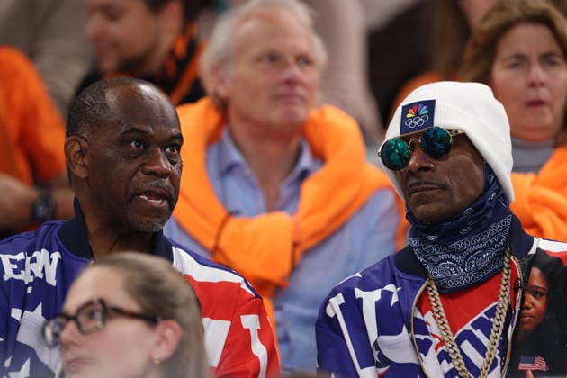 Winter Olympics - Snoop Dogg At The Stands Snoop Dogg among the crowd during the 500-meter long track speed skating event at the Milan Speed ??Skating Stadium at the Milan Winter Olympics, on February 15, 2026, in Milan, Italy. Photo by Alexis Jumeau ABACAPRESS.COM Milan Italy  Copyright: xJumeauxAlexis ABACAx