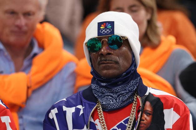 Winter Olympics - Snoop Dogg At The Stands Snoop Dogg among the crowd during the 500-meter long track speed skating event at the Milan Speed ??Skating Stadium at the Milan Winter Olympics, on February 15, 2026, in Milan, Italy. Photo by Alexis Jumeau ABACAPRESS.COM Milan Italy  Copyright: xJumeauxAlexis ABACAx