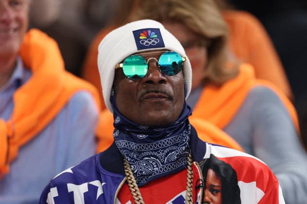 Winter Olympics - Snoop Dogg At The Stands Snoop Dogg among the crowd during the 500-meter long track speed skating event at the Milan Speed ??Skating Stadium at the Milan Winter Olympics, on February 15, 2026, in Milan, Italy. Photo by Alexis Jumeau ABACAPRESS.COM Milan Italy  Copyright: xJumeauxAlexis ABACAx