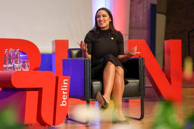 News Bilder des Tages Alexandria Ocasio-Cortez, gilt als Vordenkerin in der demokratischen Partei der USA, bei Diskussion in der TU Berlin mit Studenten zum Zustand der Politik in den USA und über die Rolle junger Menschen am 15.02.27 in Berlin.. Alexandria Ocasio Cortez bei Diskussion in der TU Berlin *** Alexandria Ocasio Cortez, considered a thought leader in the US Democratic Party, in discussion at the TU Berlin with students on the state of politics in the USA and the role of young people on 15 02 27 in Berlin Alexandria Ocasio Cortez in discussion at the TU Berlin