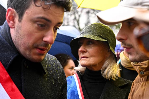 News Bilder des Tages Security provided by hooded militants. Gathering of far-right politicians and militants in Place de la Sorbonne to pay tribute to Quentin, who was beaten to death in Lyon by anti-fascists, in Paris, on 15 February 2026. - 15 02 2026 - France Ile-de-France (region) Paris -  JulienxMattiax xLexPictorium LePictorium_0328062
